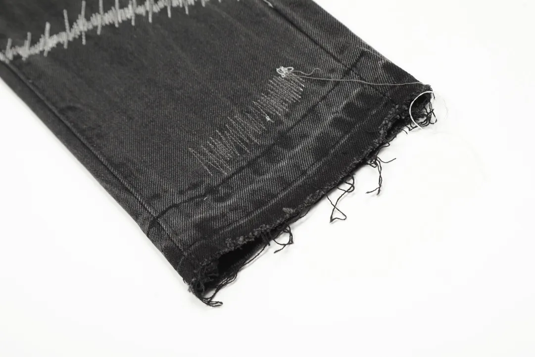 #8020 P246💰 GALLERY DEPT. Skull hand-stitched distressed distressed jeans - Original purchased and patterned to truly restore the ultimate vintage texture - Original hardware accessories, washed and other elevators, QR code analysis are all purchased from the original factory, high degree of restoration, you are welcome to compare with a certain product~ - Three-dimensional version Loose and comfortable, not picky about the figure, tall and slim, factory Seiko, original factory quality control, same style for men and women, can be matched with couples, versatile recommendation Essential jeans for all seasons Color: Distressed Black Size: S-XXL (28-36)